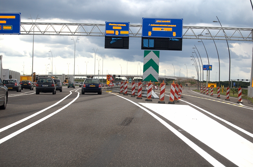 20090719-150301.bmp - Oversteek parallelrijbaan naar de nieuwe hoofdrijbaan in de richting Maastricht in kp. de Hogt.