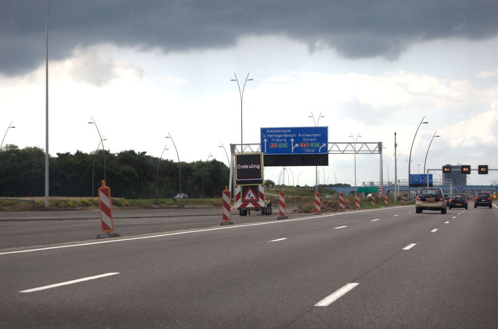 20090719-151135.bmp - Gekeerd op de rotonde Leenderheide, terug naar kp. de Hogt. CADO (calamiteitendoorsteek) in aanbouw tussen hoofd- en parallelrijbaan.