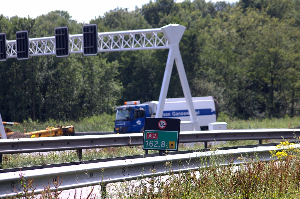 20090719-154549.bmp - De laatste twee dagen van zijn leven mag de oude verbindingsweg Amsterdam-Antwerpen weer doorbrengen als A2, na een bijna halfjarig bestaan als N2. Men heeft zelfs de oude kilometrering weer toegepast, zodat de situatie identiek is als  die van vorig jaar en eerder .