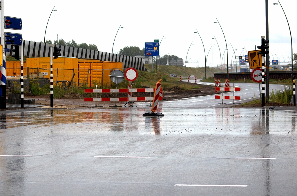 20090719-172810.bmp - De afzetting van de toerit in de richting Maastricht/Antwerpen in de aansluiting Veldhoven-zuid ziet er niet meer zo degelijk uit...