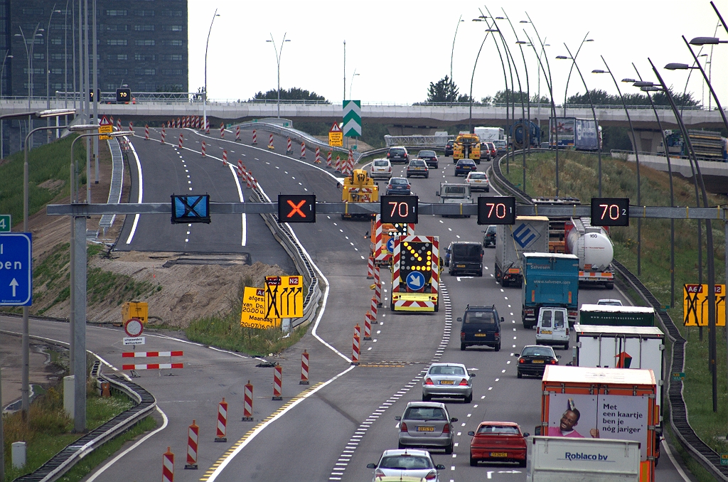 20090720-160509.bmp - Oranje voertuig verscholen achter pijlkar, zodat die weggesleept kan worden.