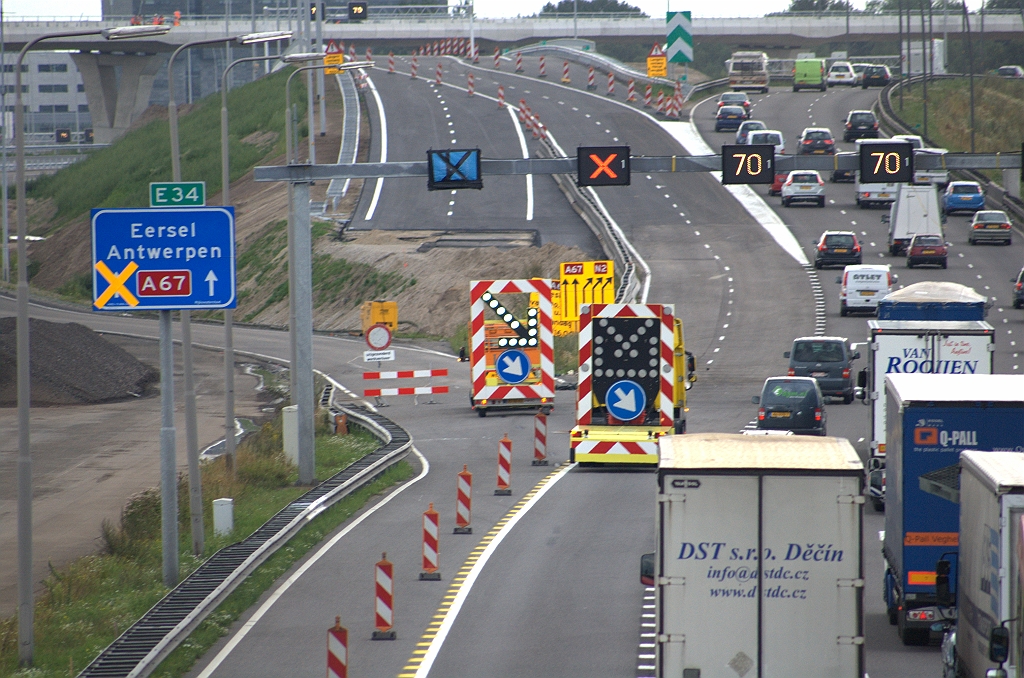 20090720-161017.bmp - Al het materiaal ingeladen, zodat het oranje voertuig met pijlkar aangehaakt kan vertrekken.