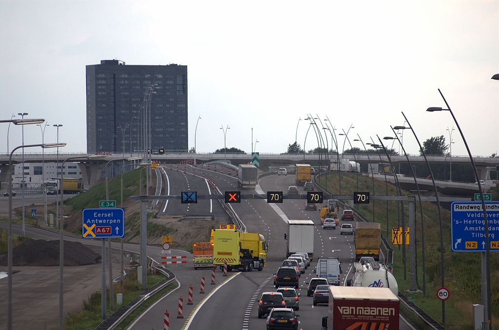 20090720-161126.bmp - ...maar daar stoort de bestuurder van het allereerste niet-werkverkeervoertuig dat over KW 23 rijdt zich niet aan. Zoals het de A67 betaamt is het een vrachtwagen die de primeur heeft.