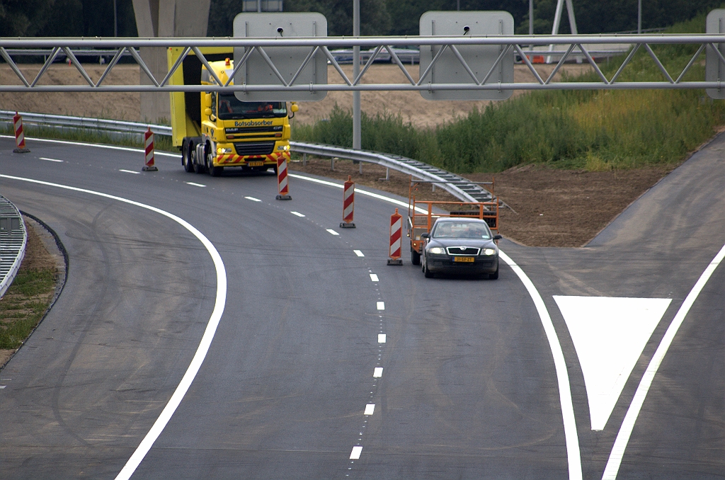 20090720-164130.bmp - Twee rijstroken op de verbindingsweg is niet zinvol zolang er alleen nog maar verkeer vanaf de parallelrijbaan oprijdt, zodat er één wordt afgezet.