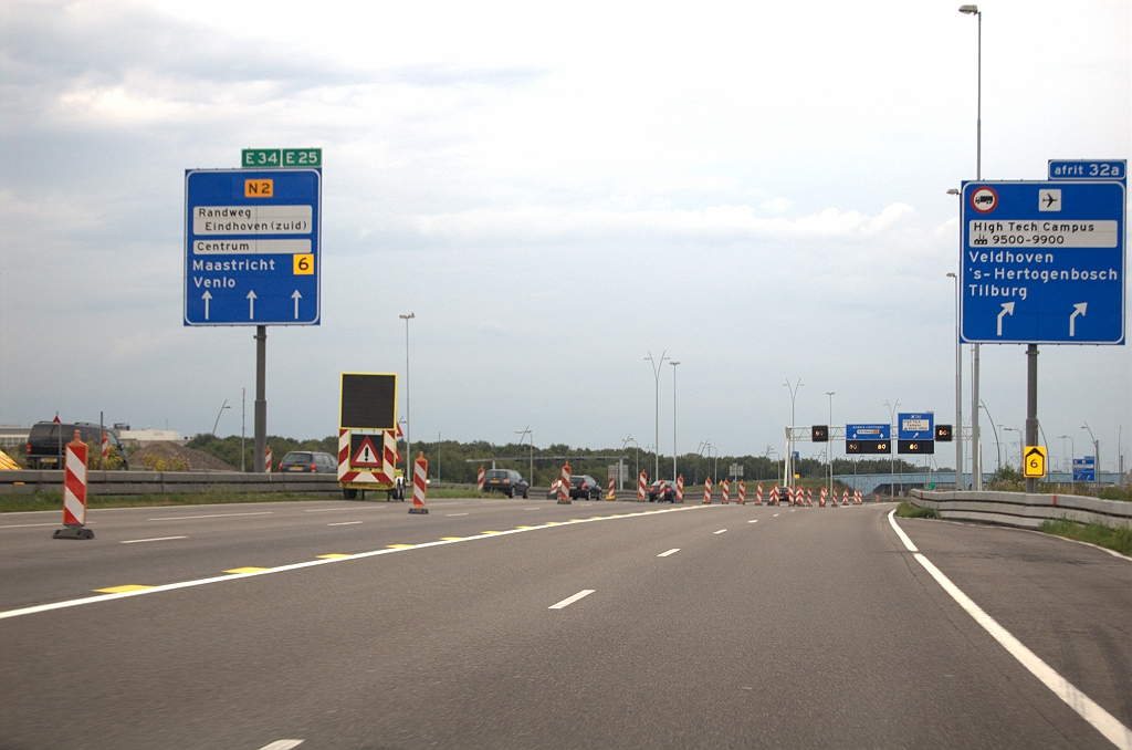 20090720-203838.bmp - Vacante rijstroken van de oude A2 verbindingsboog. Het mastbord kon gewoon blijven staan. Het staat nu aan de rechterzijde van de A2 hoofdrijbaan.