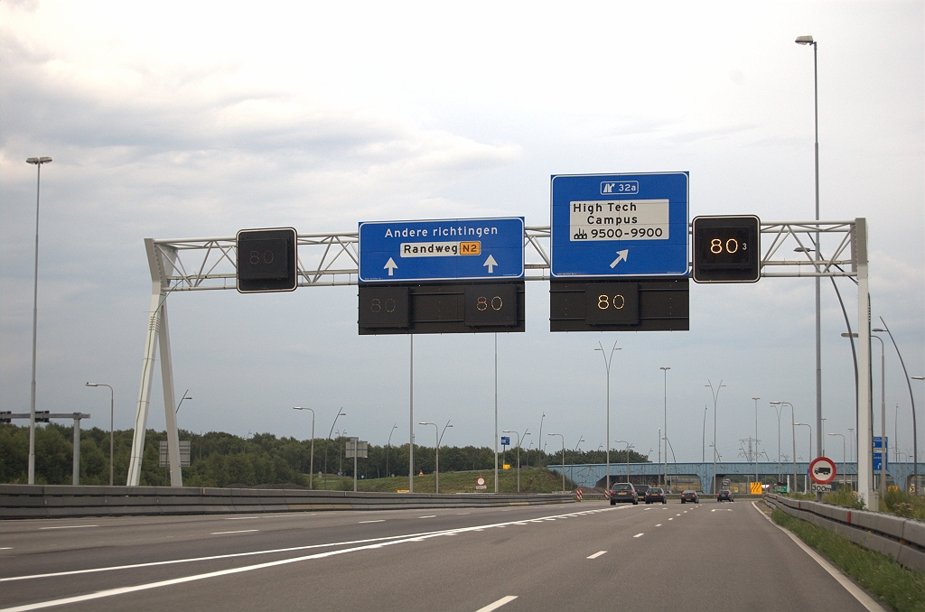 20090720-203850.bmp - Wat vreemde toestand met dat nieuwe bord dat voor toekomstig parallelrijbaangebruik bedoeld is. Vijf rijstroken, maar slechts drie pijlen.