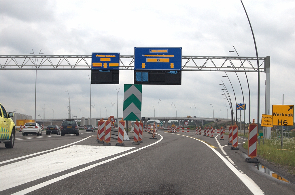 20090723-153819.bmp - De afdekking met magneten blijft goed zitten op stalen borden, en dat is op dit punt van groot belang. Start van de fasering naar de nieuwe verbindingsweg naar Antwerpen.