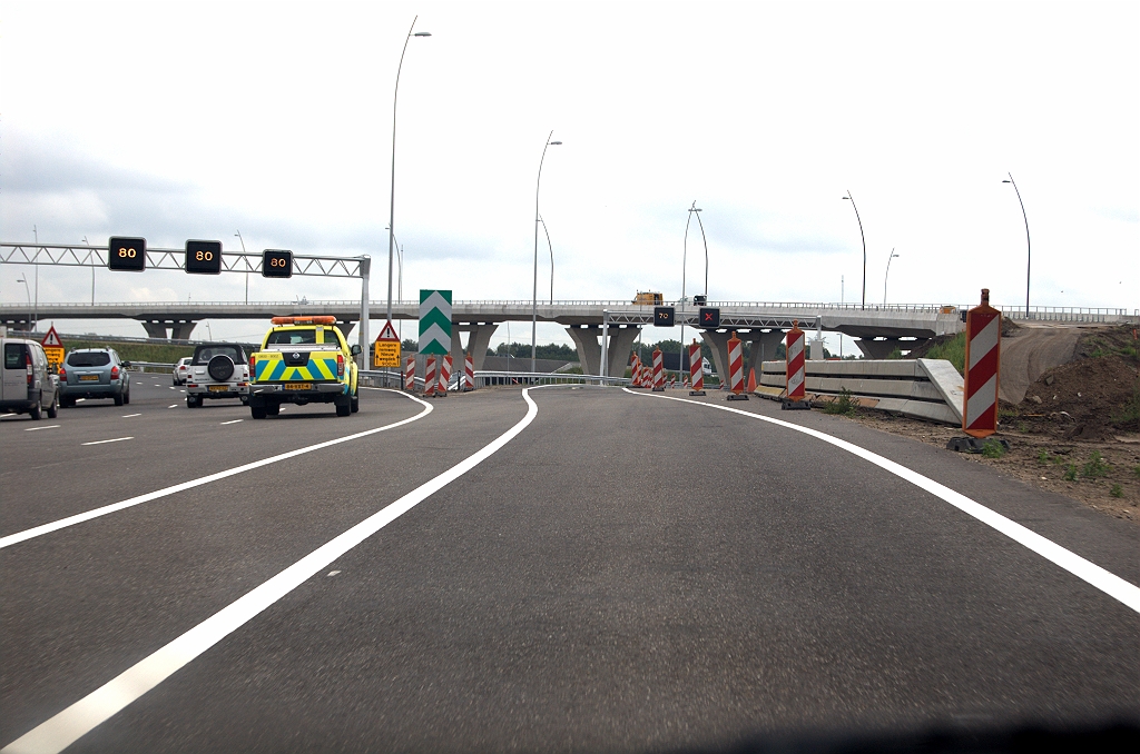 20090723-153835.bmp - Nog geen ZOAB op de uitvoeger. In de eindsituatie moeten de uitvoegers van hoofd- en parallelrijbanen hier samenkomen tot een tweestrooks wegvak.