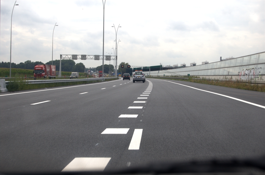 20090723-153913.bmp - Het is rustig op de A67 en we hebben maar een fractie van de lengte van de invoegstrook nodig.