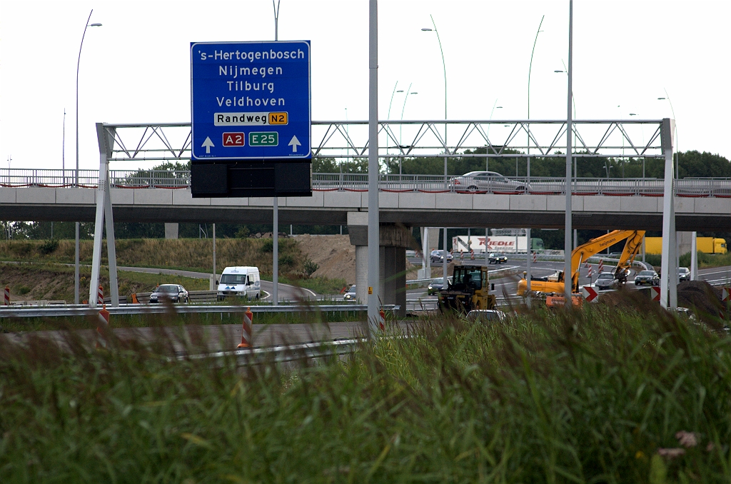 20090721-173124.bmp - Nog maar een nieuw bord, nu op de A67 vanuit de richting Antwerpen vlak ten westen van het knooppunt de Hogt, boven nog vacante rijstroken. Het bord voor de richting Venlo ontbreekt nog.