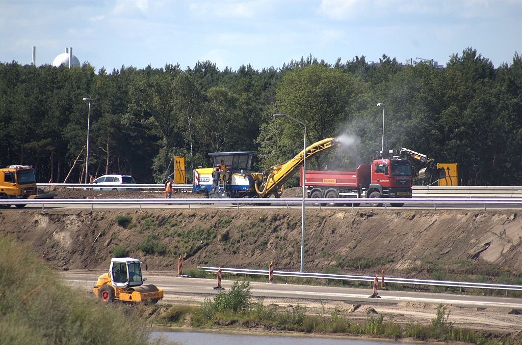 20090725-162947.bmp - Afschrapen asfalt op de oude A67. Misschien  in terrasvorm  voor het aansluiten op de nieuwe rijbaan.