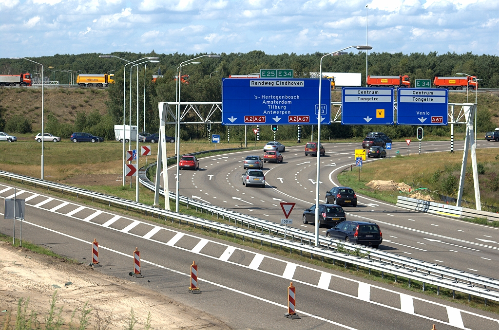 20090725-163023.bmp - Het is rustig op de rotonde Leenderheide op zaterdagmiddag, ondanks dat het doorgaande oostwaartse A67 verkeer de A2 gelijkvloers moet kruisen.