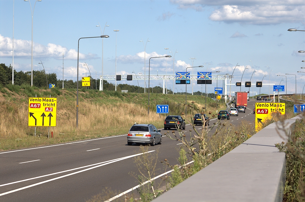 20090725-171140.bmp - Er stond sinds vorig jaar, toen de N2 op dit punt in gebruik werd genomen, al een geel bord voor de richting Venlo, voor verkeer vanaf de toerit Waalre. In het afsluitweekend is daar nog wat extra verduidelijking aan toegevoegd.