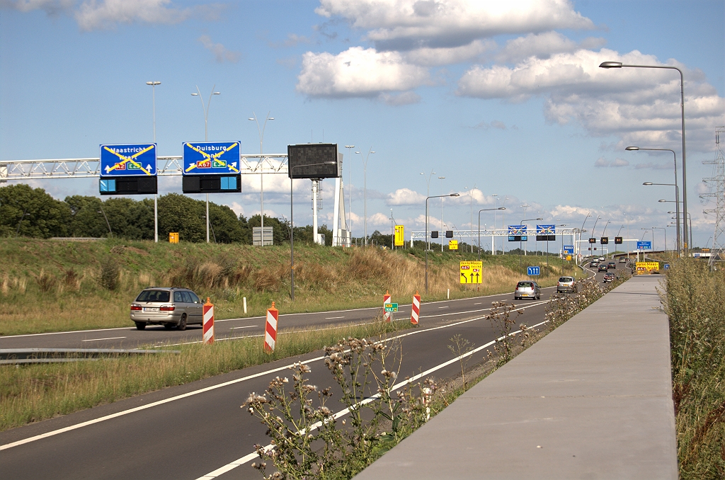 20090725-171626.bmp - Het N2 wegvak tussen de aansluiting Waalre en kp. Leenderheide tijdens het afsluitweekend, waar nu dus ook het verkeer in de richting Venlo gebruik van moet maken. Een aantal nieuwe borden, zowel geel als blauw.