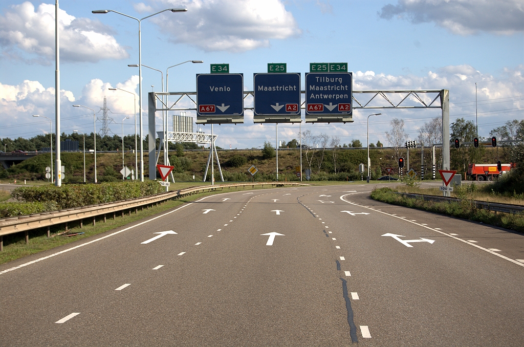 20090725-180706.bmp - Verlaten Leenderweg bij de rotonde...