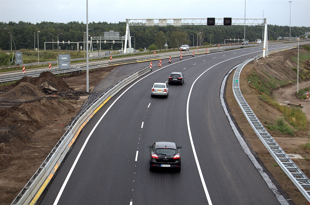 20090802-162232.bmp - Tijdens het afsluitweekend is ook oversteekasfalt aangebracht tussen de twee A67 rijbanen. Misschien voor faseringen als de oude viaducten in de A67 over de rotonde moeten worden opgevijzeld, onder meer voor het vervangen van de voegovergangen.