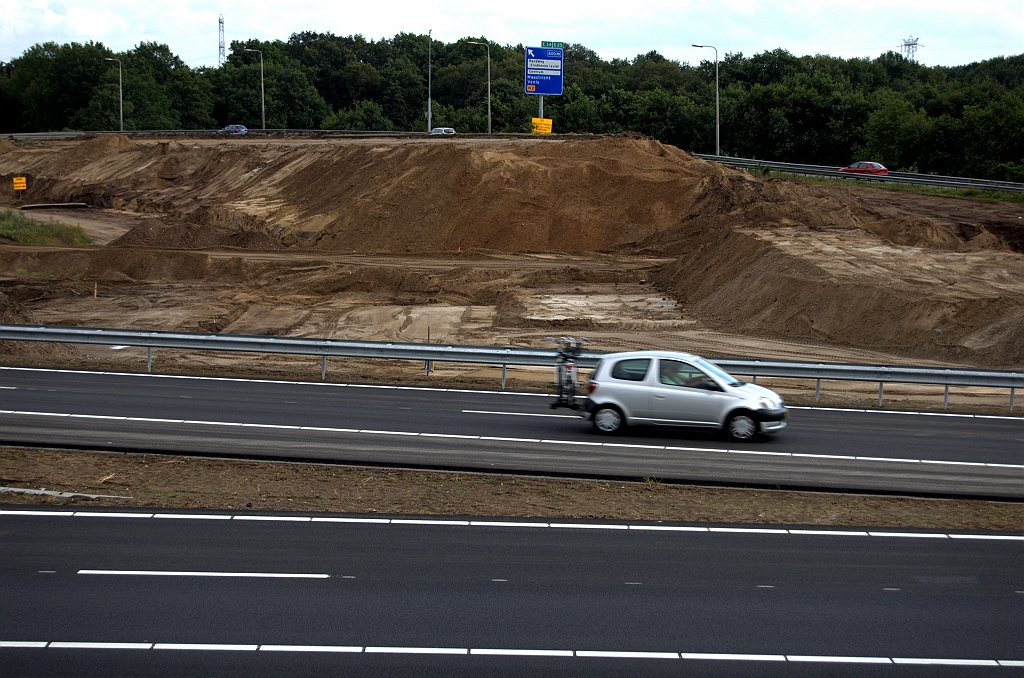 20090802-172910.bmp - Het is voorstelbaar dat men van de oude verbindingsboog in eerste instantie alleen het gedeelte sloopt, dat noodzakelijk is om ruimte maken voor de nieuwe verbindingswegen vanuit de richting Antwerpen. Als die gereed zijn, kan men in één arbeidsgang zowel die boog als de tijdelijke A67 bypass verwijderen.