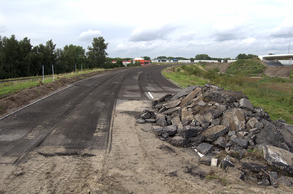 20090802-173045.bmp - De oude A2 in kp. de Hogt in staat van ontbinding. Het gehele gebied tussen de bosrand links en KW 19 (waarvan rechts nog een stukje te zien is) komt vrij. Op de tracékaart is het bestemd voor "groenvoorzieningen".