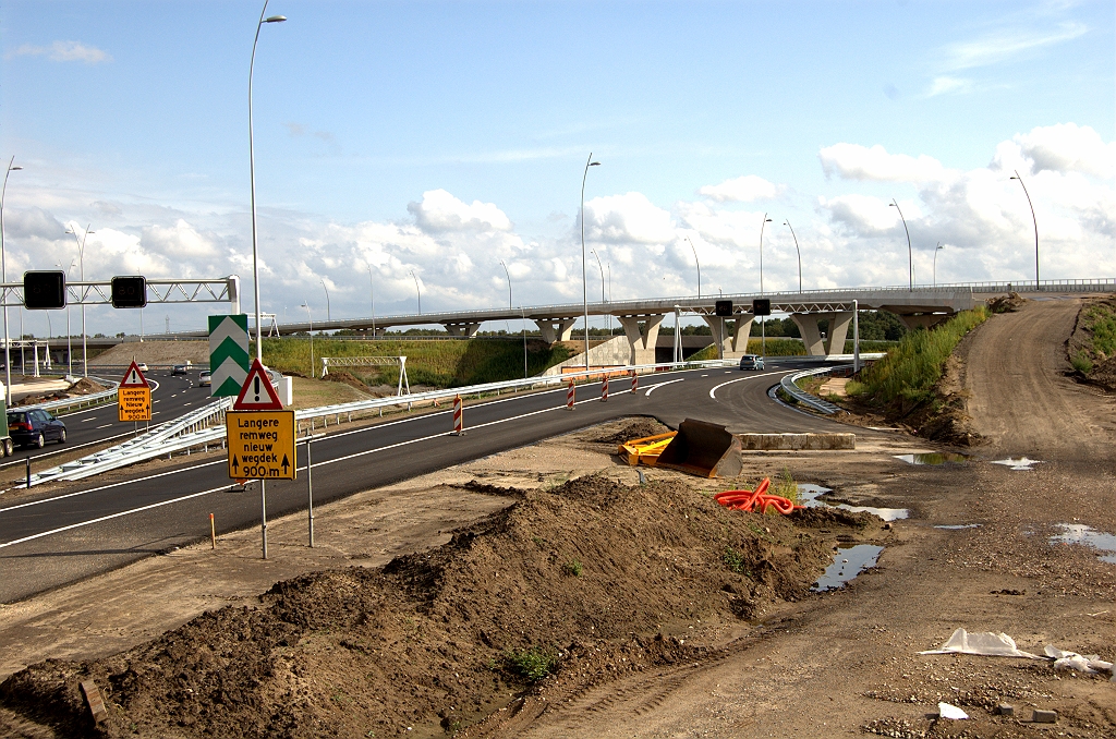 20090802-173738.bmp - Verloop van de nieuwe verbindingswegen in de andere (zuidelijke) richting. Markering op de oversteek van parallelrijbaan naar de verbindingsweg Amsterdam-Antwerpen gedeeltelijk aangebracht.