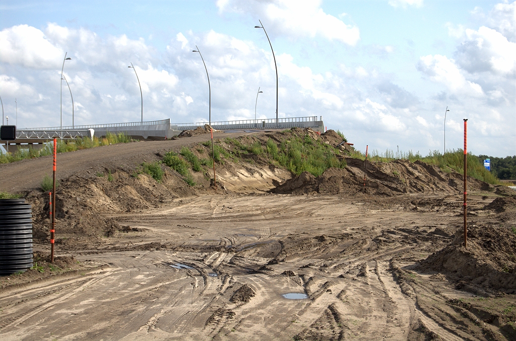 20090802-174226.bmp - Substantieel grondverzet is nog nodig voor het talud naar KW 19. Misschien dat die roestige palen met oranje plakband het verloop ervan aangeven.