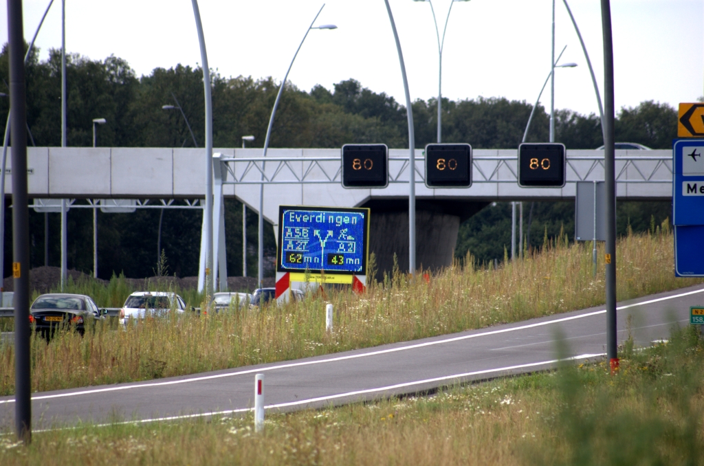 20090808-162213.bmp - Als service aan de weggebruiker een tekstkar langs de parallelrijbaan in de aansluiting Airport. Op geruime afstand van het keuzemoment in kp. Batadorp een vergelijking van de reistijden over de A2 en het alternatief A58/A27.