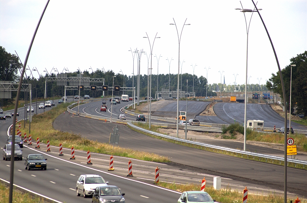 20090808-163519.bmp - Asfalt op alle vier de rijbanen bij KW 8 (Oirschotsedijk), even ten noorden van de aansluiting Airport. 4+3+4+4 wordt het daar. Wat grillige vorm van de oostelijke hoofdrijbaan.  week 200928 