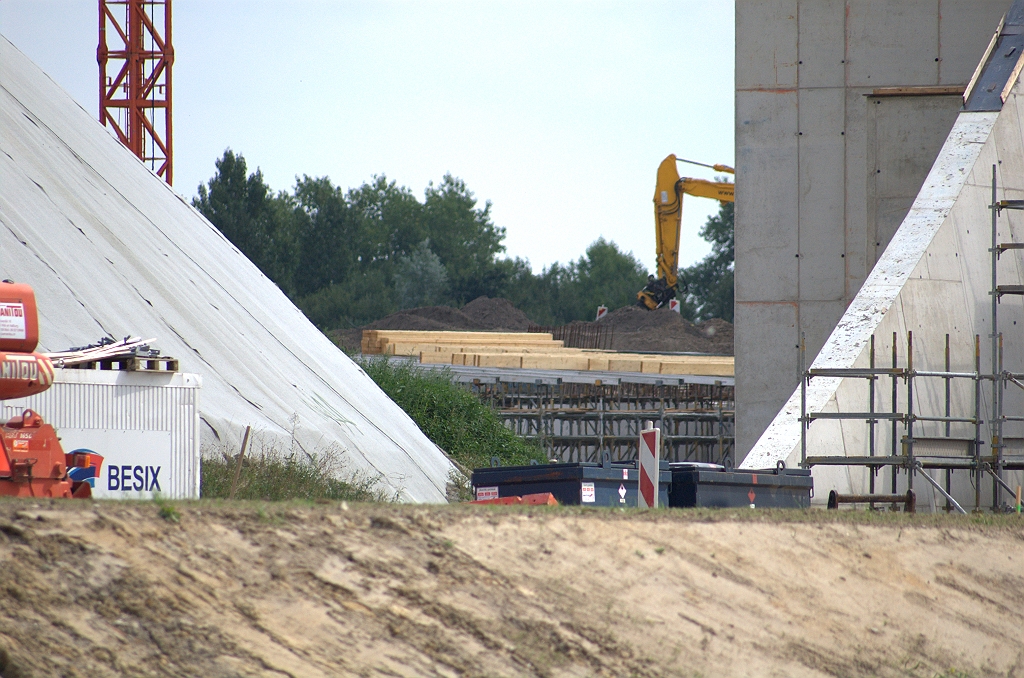 20090809-154156.bmp - In KW 42 (A50 over de verbindingsweg Nijmegen-Woensel) is men al wat verder. Steigerwerk geplaatst voor het dragen van de bekisting voor de in-situ te storten rijvloer. In het nagenoeg op niveau 2 te leggen brugdek in KW 44 moet dat steigerwerk imposante vormen gaan aannemen.  week 200928 