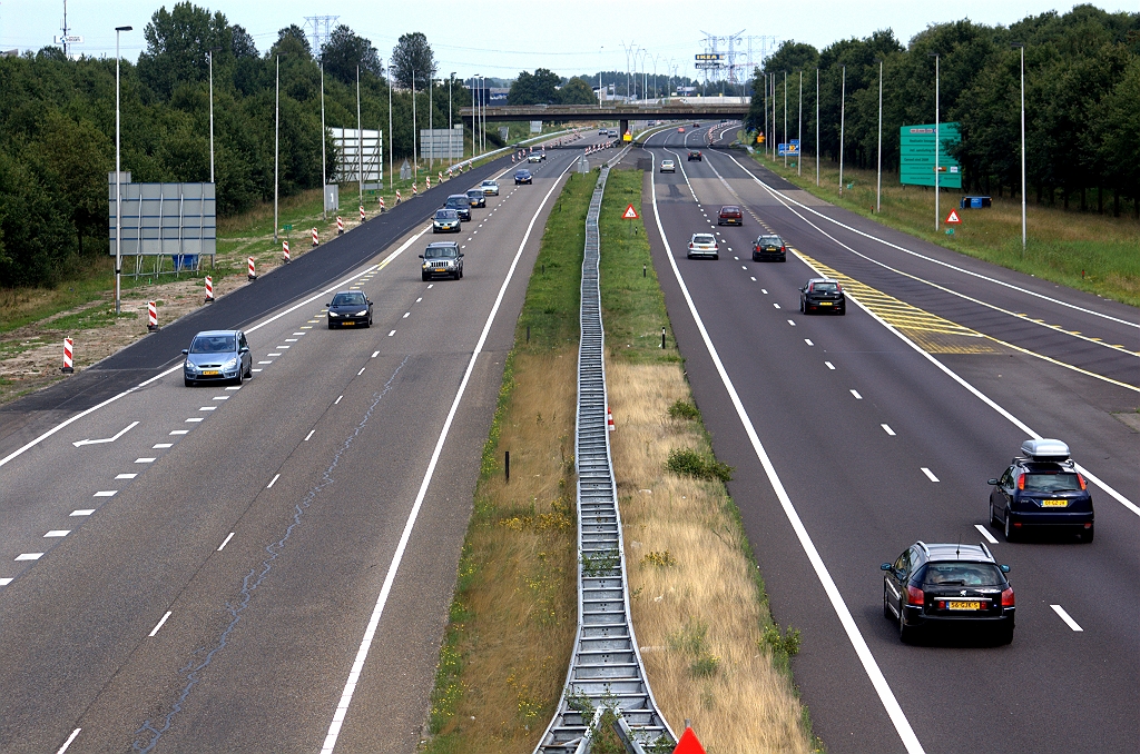 20090809-160556.bmp - De in 1977 aangelegde A58 tussen kp. Ekkersweijer en Eindhoven Woensel heeft overal flinke ruimtereserveringen, zoals in de jaren 70 gebruikelijk was. Hier tussen de aansluiting Ekkersrijt en het fietsviaduct Achtse Barrier-Aquabest wordt die reservering ruim 30 jaar later dan eindelijk benut.