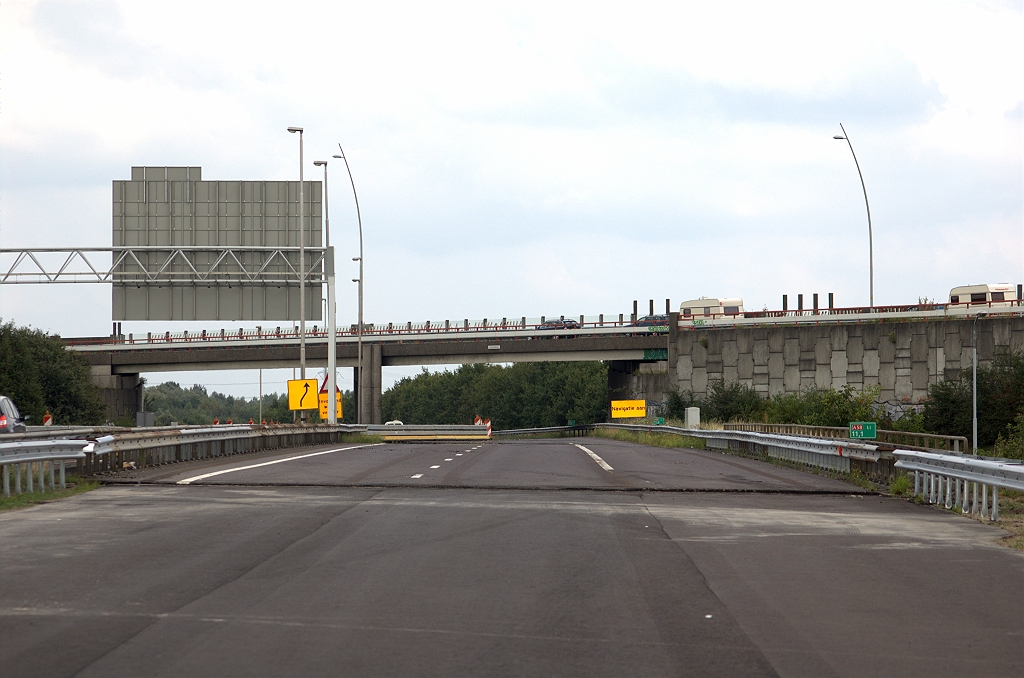 20090809-162858.bmp - Einde nieuw A50 asfalt bij het viaduct over de Boschdijk. Oh ja, een niet te onderschatten klus is natuurlijk het vervangen van de A58 hectometerbordjes door A50 exemplaren vanaf hier tot aan het andere project in Ekkersrijt. Welke aannemer zou dat project gegund worden in het niemandsland tussen beide projecten?  week 200919 