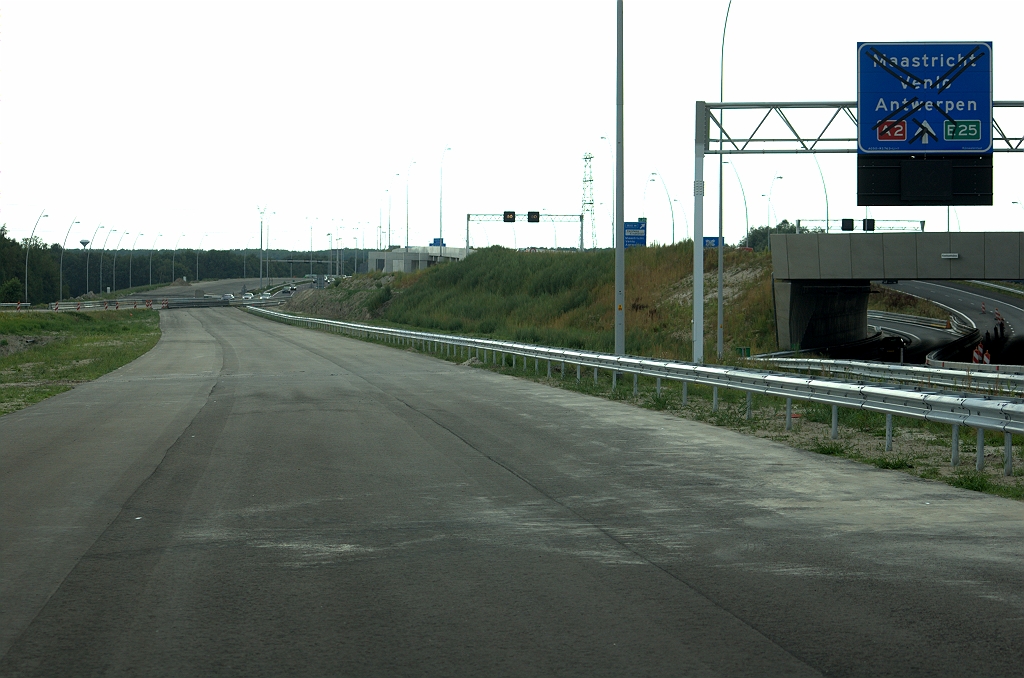 20090809-162913.bmp - Ook het nieuwe begin van de A50 in kp. Ekkersweijer (foto tegen de rijrichting) wordt tijdens het afsluitweekend van 25 september opengesteld voor het verkeer. Daarmee komt een einde aan de spookrijfasering onder KW 1 en het portaalbord rechts op de foto. Als niet onbelangrijk neveneffect komt dan de ruimte vrij om de A2 hoofdrijbaan tussen de knooppunten Ekkersweijer en Batadorp aan te leggen, de laatste grote klus in dit wegvak.  week 200924 