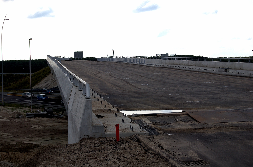 20090809-165602.bmp - Schaftketen verdwenen bij KW 4C. Nog wel wat geleiderailsteunen te plaatsen, maar dat is niet de taak van de betonmannen, waarvan er niet veel over zullen zijn in het project. Zien we daar nu de achterkant van een nieuw bord aan de overzijde?  week 200928 