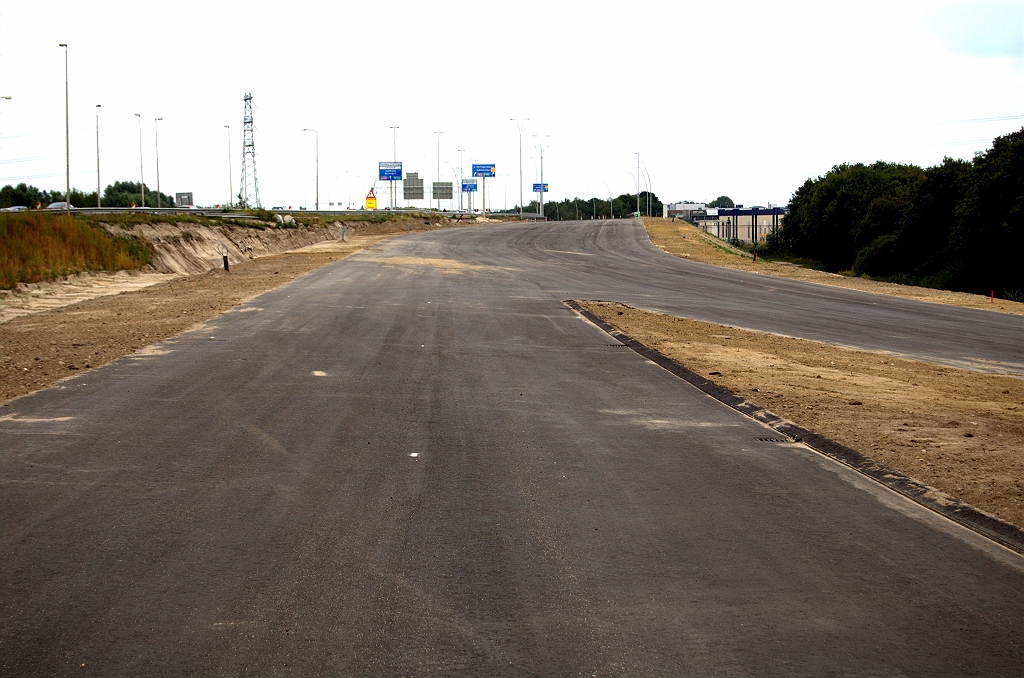 20090809-165628.bmp - Nieuw einde van de A58 vanuit de richting Tilburg bij de samenkomst met de A2 in de richting Amsterdam. Afwateringsput en rand: ZOAB gereed. De nieuwe verbindingsweg over KW 4 A/B/C zal dan ook in gebruik worden genomen vanaf 28 september. Met deze openstelling, en die op de vorige foto's, zou in één klap de ruimte vrijkomen voor vrijwel de gehele afbouw van kp. Batadorp. Alhoewel... voor de sloop van het oude viaduct is wellicht nog een langere afsluiting nodig van de A58 in de andere richting. Maar wie weet wat de faseringskunstenaars nog allemaal in petto hebben.  week 200928 