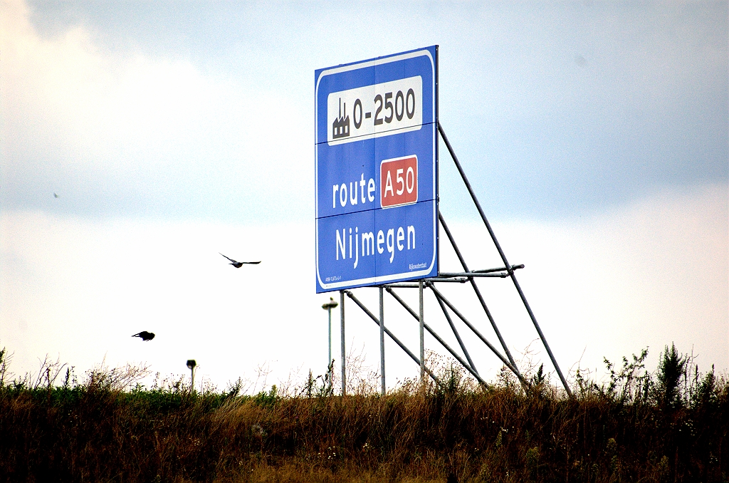 20090809-170622.bmp - Het is een routebord voor reizigers vanuit de richting Tilburg naar nog niet bestaande bedrijvenhuisnummers in Eindhoven-Noord. Ekkersrijt, met de wel bestaande 0-7000 nummering wordt hier niet bedoeld.
