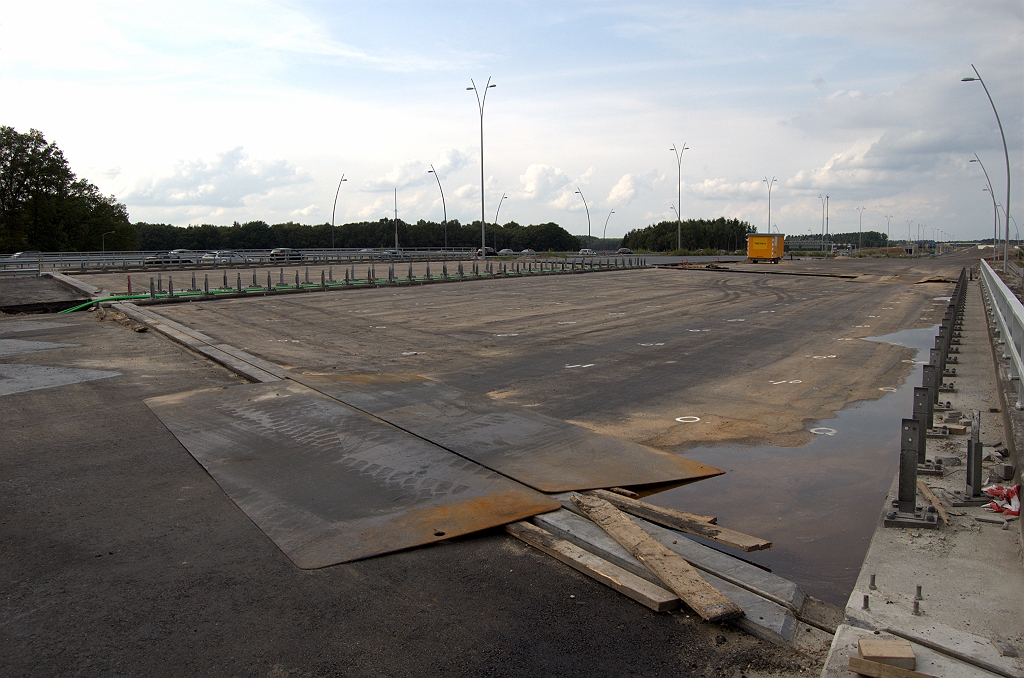 20090809-173547.bmp - Nog geen asfalt op de twee bestaande viaducten in KW 8 (Oirschotsedijk), maar daar hoeven alleen de ZOAB deklagen te worden aangebracht op het beton, dat vast in één arbeidsgang wordt verricht met de taluds.