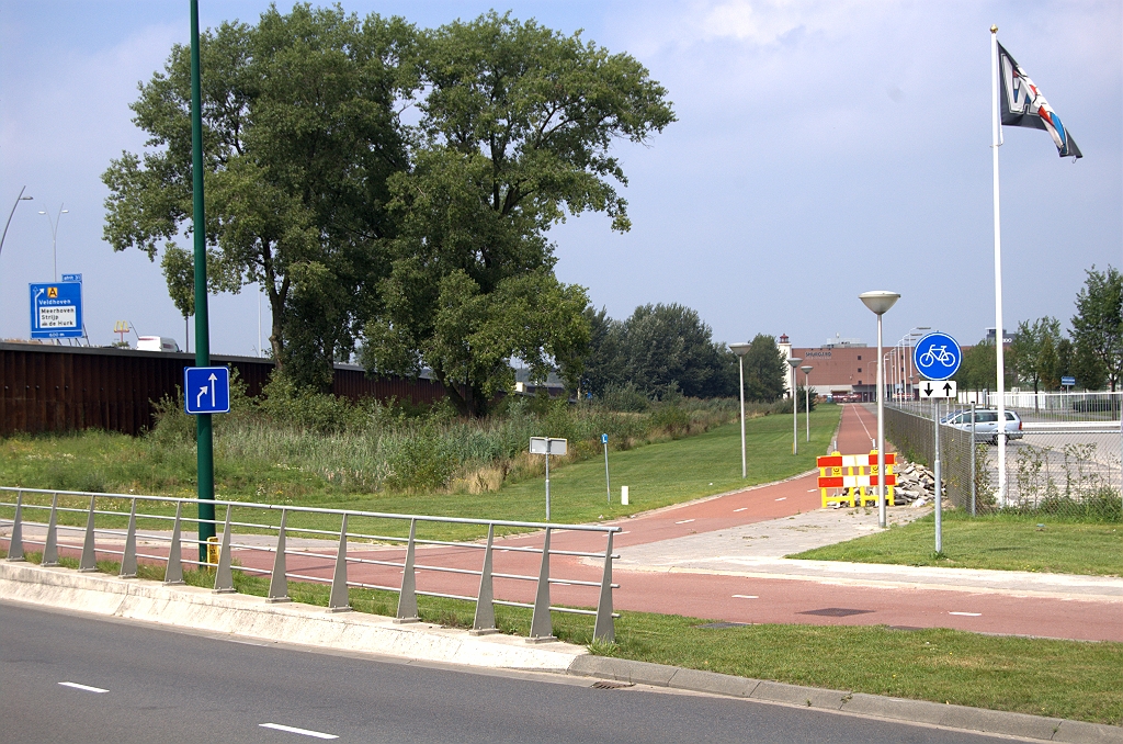 20090816-143808.bmp - Ingewikkelder wordt het aan de noordoostzijde. De toerit in richting Amsterdam moet worden ingepast tussen/over deze fietspaden en langs een bedrijfsperceel. Men kan er ook voor kiezen aan te sluiten op de verdiepte ligging, met complexere bouw tot gevolg. In dat geval kan de kruising meer naar links worden aangelegd.