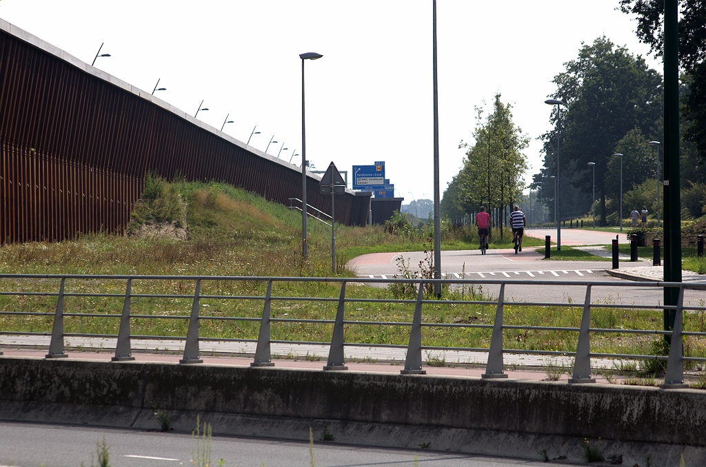 20090816-150049.bmp - Kistdijk loopt niet door tot aan die uitbouw, waardoor de toerit met een bochtig verloop langs de Peter Zuidlaan zou moeten worden ingepast. Tenzij men die naar rechts verlegd, maar daar liggen percelen. Vervolgens weer het probleem van de verdiepte ligging van de Meerenakkkerweg op de voorgrond.