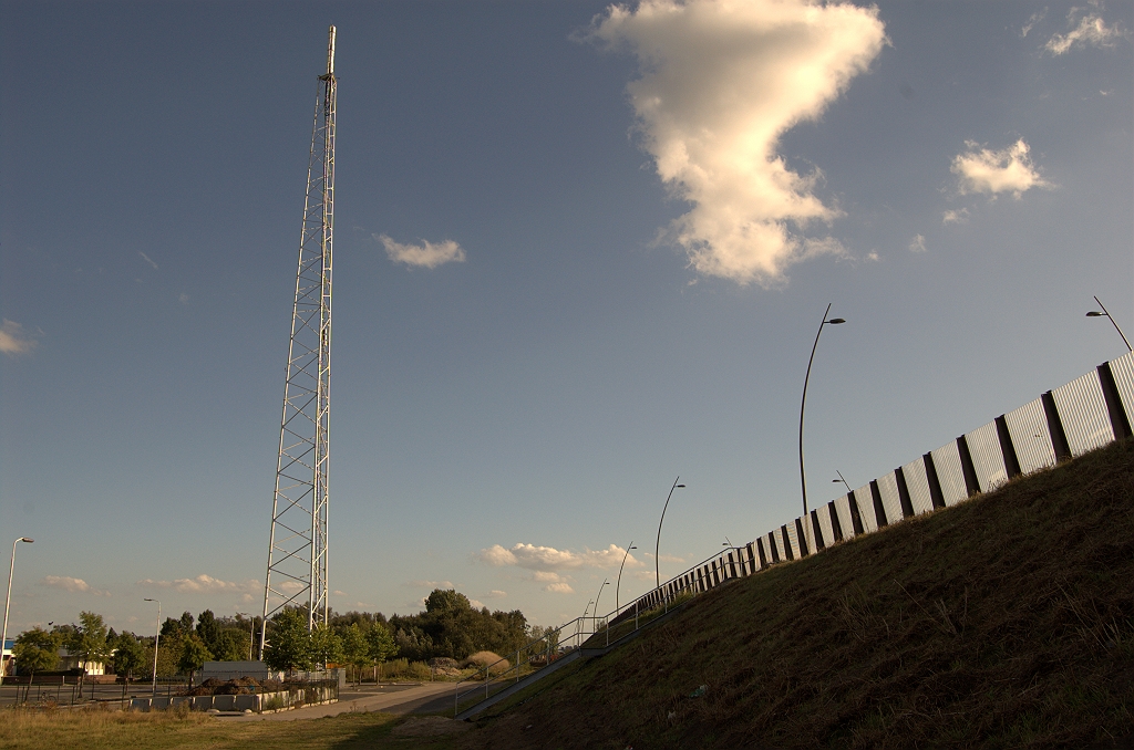 20090829-181744.bmp - A/N2 vluchteling kan zich hier vergapen aan de KPN zendmast voor digitale televisie, soms ook het hoogste punt van de A2 Eindhoven genoemd.