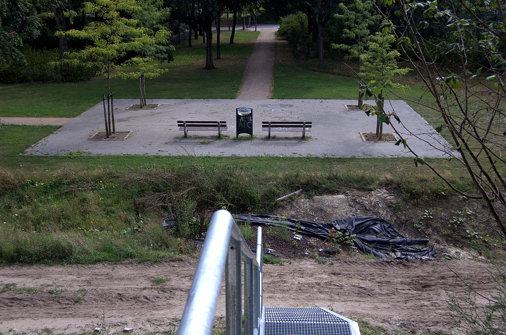 20090830-151729.bmp - Er zijn geen verzorgingsplaatsen langs de Randweg Eindhoven, maar deze vluchtweg komt er nog het dichtste bij. Voor het picknicken op de bankjes kunnen versnaperingen worden gehaald bij het nabijgelegen tankstation "BP de Voldijn".