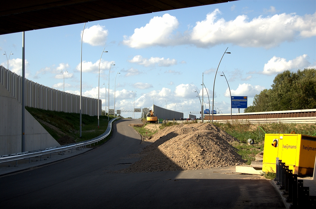 20090829-171647.bmp - Hier moet het splitsen zodat gekozen kan worden tussen hoofd- en parallelrijbaan. Alleen de verbinding met de hoofdrijbaan is thans aangelegd, maar er zal toch in eerste instantie op de parallelrijbaan moeten worden aangesloten.  week 200925 