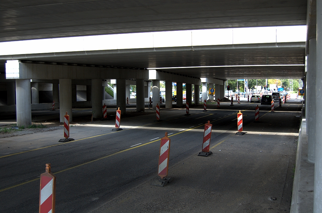 20090830-142717.bmp - ... die hier terecht moet komen in de richting Eindhoven. Zelfde verhaal als op de andere rijbaan: oorspronkelijk twee rechtdoor en één linksaf, nu aan de rechterkant verbreed tot twee rechtdoor en twee linksaf. Dat aan de rechterkant verbreden zal ook de reden zijn dat er maar in twee viaductsteunen betonnen barriers zijn geintegreerd. In de middelste steun is dat dus niet nodig en blijft er een fatsoenlijke middenberm over. Dit in tegenstelling tot de aansluiting Veldhoven-zuid, waar  alle drie de steunen barriers hebben ingebouwd .