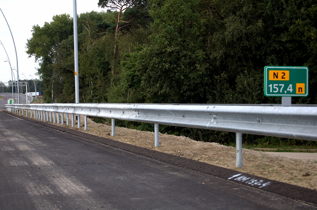 20090830-172223.bmp - Maar ook bij de als botsveilig gecategoriseerde lichtmasten, die kunnen omklappen bij een aanrijding, zie we de kort gespatieerde steunen. Misschien dat er een verband is met de aanwezigheid van het steile talud achter de geleiderail, waardoor de botsveiligheidsregels weer wijzigen.