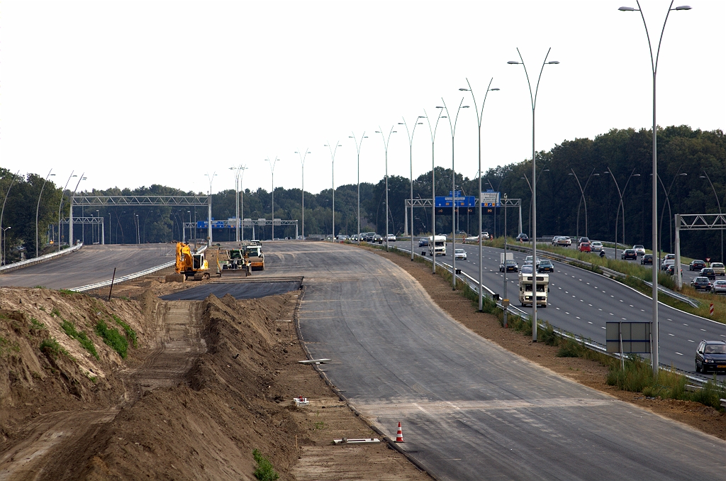 20090830-173945.bmp - Terug naar het overzicht, van KW 8 naar KW 7, tegen de rijrichting in met links de in verkeer te nemen parallelrijbaan, vier weken na fotodatum. Werkzaamheden aan de A2 hoofdrijbaan (midden) gaan ook door, met onder meer een afgewerkte berm, maar openstelling ervan ligt nog wat verder in de toekomst.  week 200932 