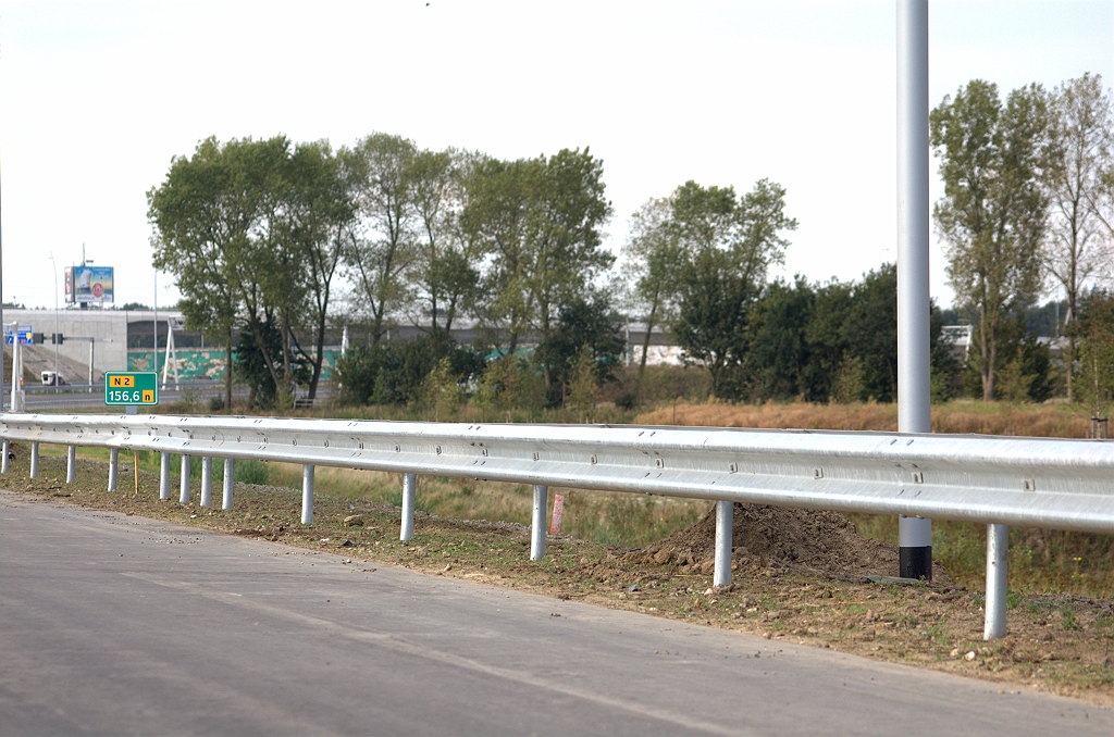 20090830-174419.bmp - Op dit punt staan er dan weer geen kort gespatieerde geleiderailsteunen bij de lichtmast. Wel even verderop waar zo te zien niets botsgevaarlijks staat.