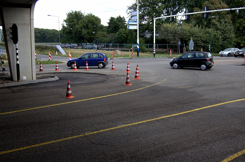 20090904-174514.bmp - Voorlopig einde afgeschraapt gedeelte aan Waalrese kant. Het is duidelijk dat het vlak moet komen te liggen met het "aangeplakte" nieuwe asfalt in de middenberm.  week 200935 