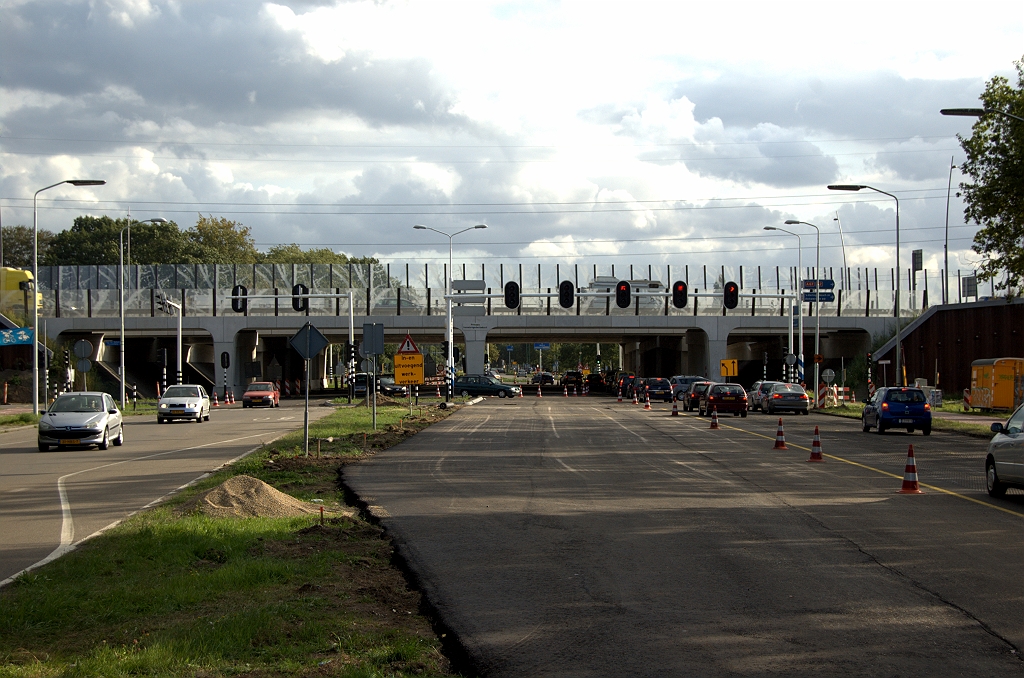 20090904-174826.bmp - Er is dan ook een rijstrook minder beschikbaar, zodat het verkeer naar de N69 en het verkeer naar de toerit Venlo een enkele strook moeten delen. De bestaande rijbaan is afgeschraapt zodat hij vlak is komen te liggen met de nieuwe dubbele opstelstroken.  week 200935 