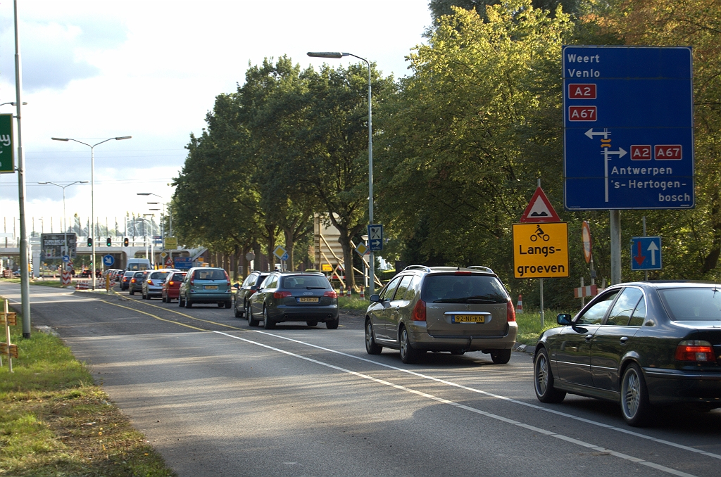 20090904-175446.bmp - Filevorming op de Aalsterweg vanuit Eindhoven, de dag na de eerste in een reeks van vier nacht- en weekendafsluitingen in de aansluiting Waalre.
