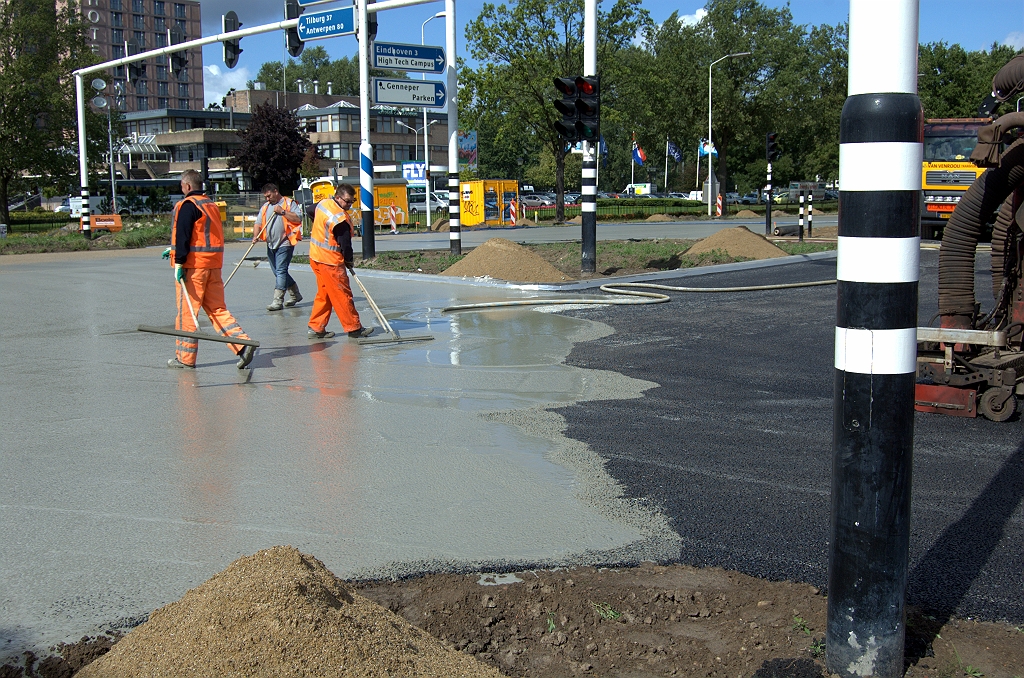 20090905-133228.bmp - ... en wordt uitgesmeerd. Het cement vult dus de holle ruimten in het grofkorrelig ZOAB. Zo ontstaat een deklaag met grote slijtvastheid, maar nog steeds met de elastische eigenschappen van asfalt. Volgens  dit technische verhaal  werd Stabiflex oorspronkelijk door Heijmans ontwikkeld voor gebruik op viaducten.