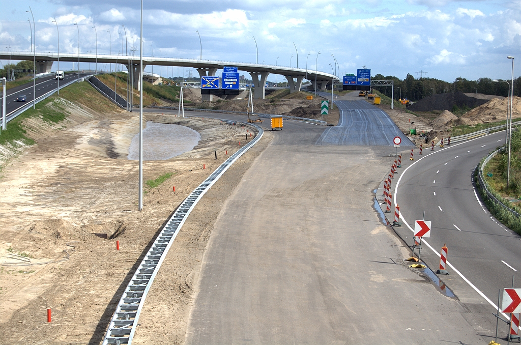 20090905-143739.bmp - In het knooppunt zelf zijn er al wel nieuwe borden geplaatst boven de beide rijbanen die het voorlopig einde van de A67 vormen (in kp. Leenderheide komt-ie weer terug).  week 200935 