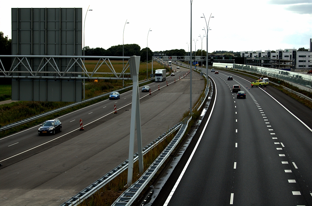 20090905-144319.bmp - Bij de A67 afsluiting tussen de aansluiting Eersel en kp. de Hogt, een week na fotodatum, worden naar verwachting alle drie de nieuwe portalen volgehangen met borden. Er hangt er nu nog maar  eentje .