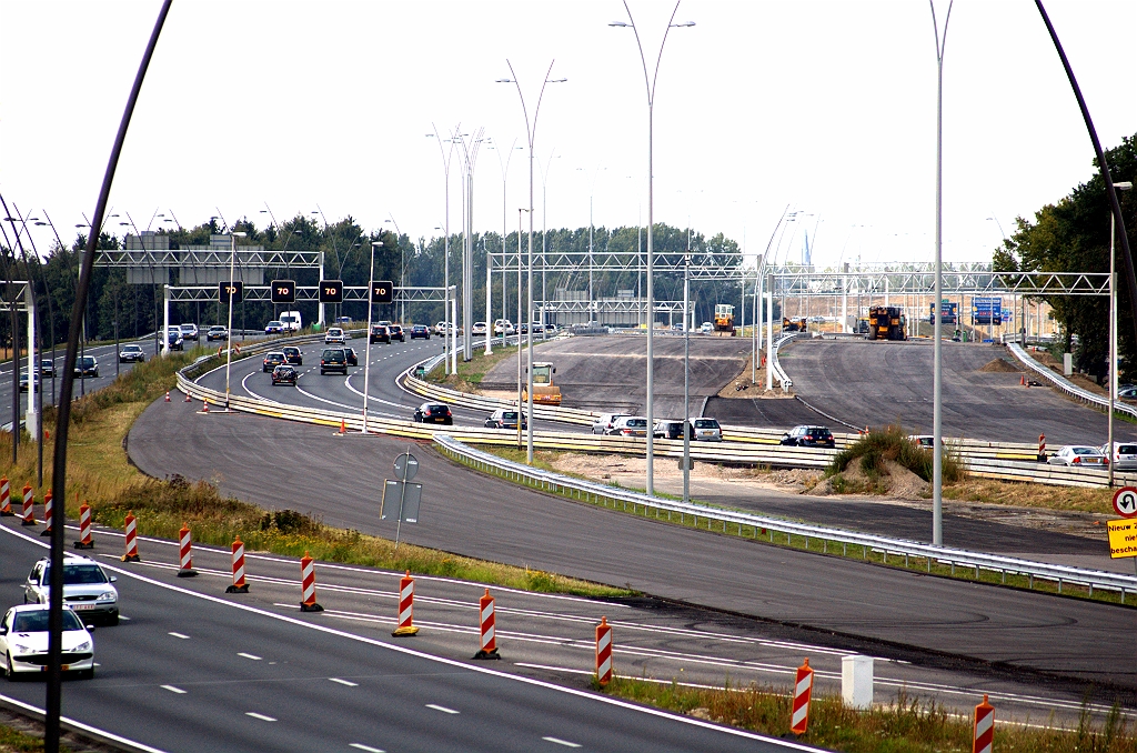 20090906-165159.bmp - Wegvak aansluiting Airport-KW 8 (Oirschotsedijk), drie weken voor openstelling van de parallelbaan oost (uiterst rechts). Nieuw portaal op de (pas in november open te stellen) hoofdrijbaan lijkt minder breed dan het parallelbaanexemplaar, maar beide rijbanen krijgen hier vier rijstroken met vluchtstrook.  week 200935 